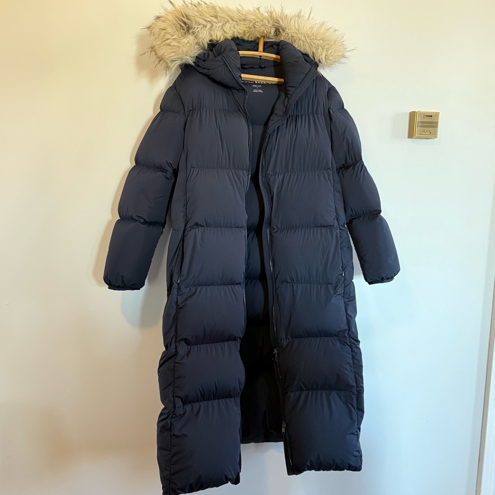 Aritzia Babaton Park City long puffer in sky captain. Size small.